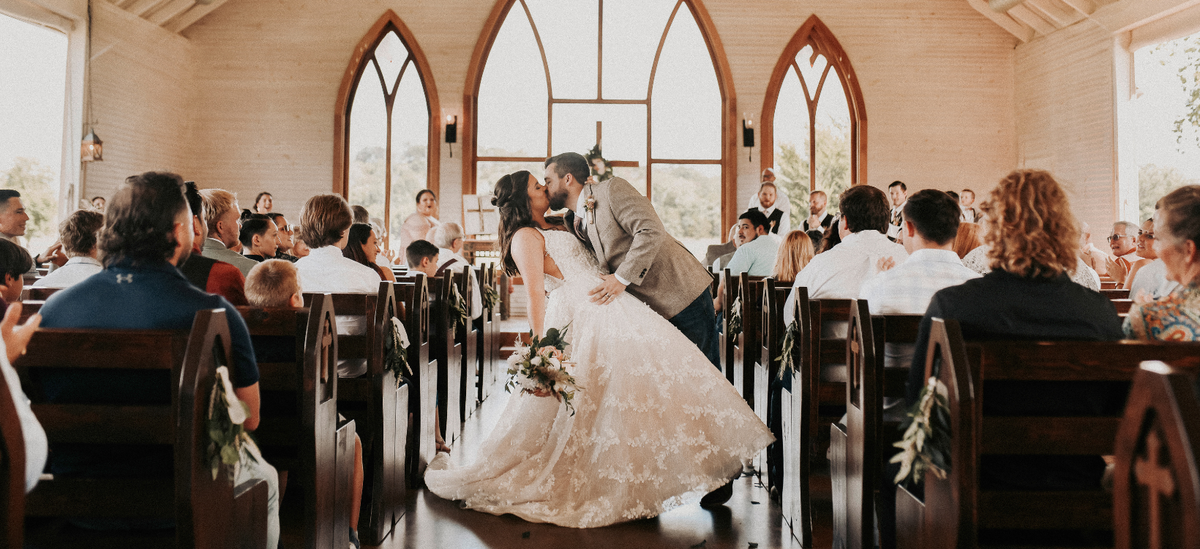 What is Photojournalistic Wedding Photography and Why Choose It?